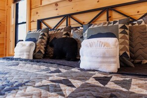 3 bedrooms, desk, iron/ironing board, free WiFi - Modern Rustic Log Cabin-Dog Friendly-Fenced-Views (Morganton)