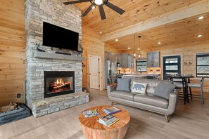 Smart TV, fireplace, video games, table football - Modern Rustic Log Cabin-Dog Friendly-Fenced-Views-Hot Tub (Morganton)