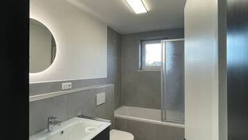 Haartrockner, Handtücher, Toilettenpapier