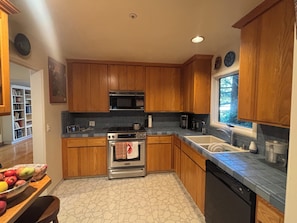 Microwave, oven, stovetop, dishwasher - Family Friendly Home (Mill Valley)