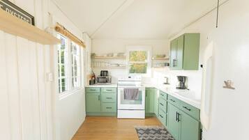 Jääkaappi, mikroaaltouuni, uuni, liesi