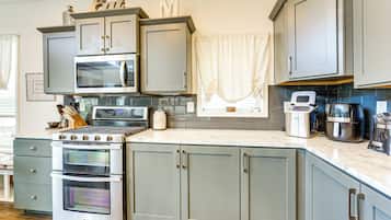 Jääkaappi, mikroaaltouuni, liesi, astianpesukone