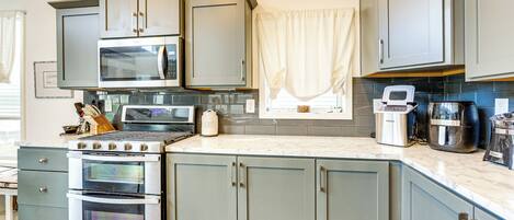 Réfrigérateur, micro-ondes, plaque de cuisson, lave-vaisselle