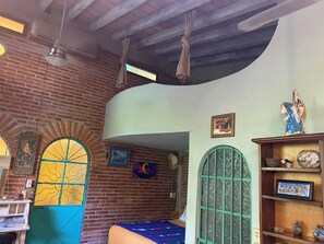 2 عدّة غرف نوم وواي فاي مجانًا وملاءات أسرّة