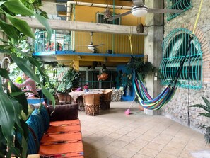 تناول الطعام بالخارج