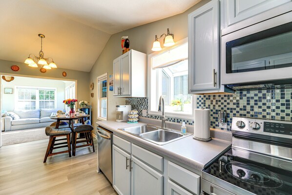 Fridge, microwave, stovetop, dishwasher