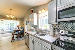 Jääkaappi, mikroaaltouuni, liesi, astianpesukone