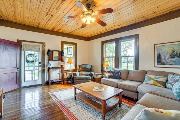 TV, fireplace, books - Walk to Downtown: Winnsboro Historic Home! (Winnsboro)