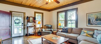 Walk to Downtown: Winnsboro Historic Home!