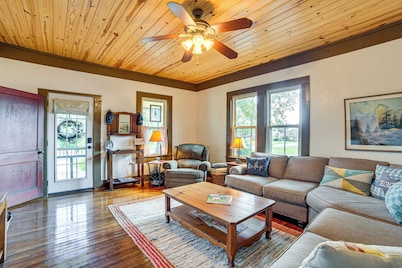 Walk to Downtown: The Porch Swing Cottage