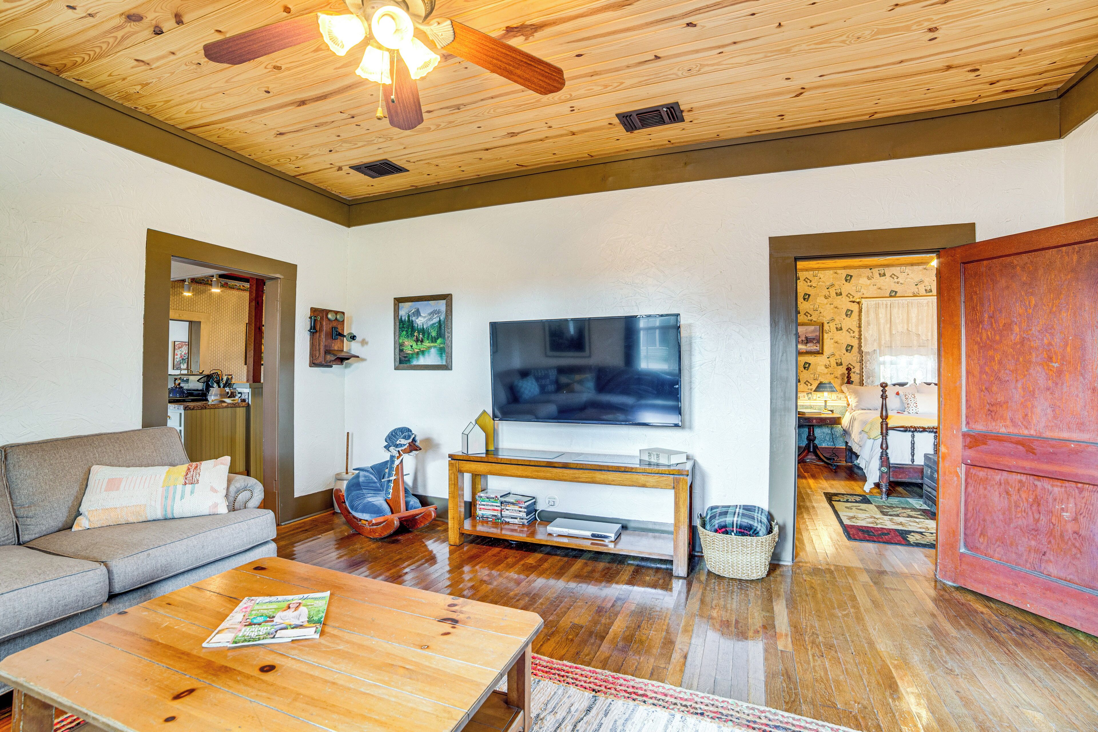 Televisión, chimenea y libros 