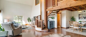 Mtn & Golf Course View: Oregon Outback Getaway!