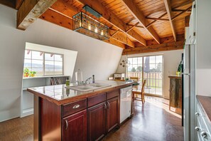 Fridge, microwave, stovetop, dishwasher - Mtn & Golf Course View: Oregon Outback Getaway! (Lakeview)