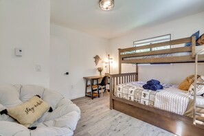 3 bedrooms, desk, internet, bed sheets