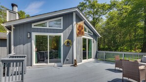 Ein graues Haus mit einer Terrasse, einem Kranz und einer Bärenflagge.