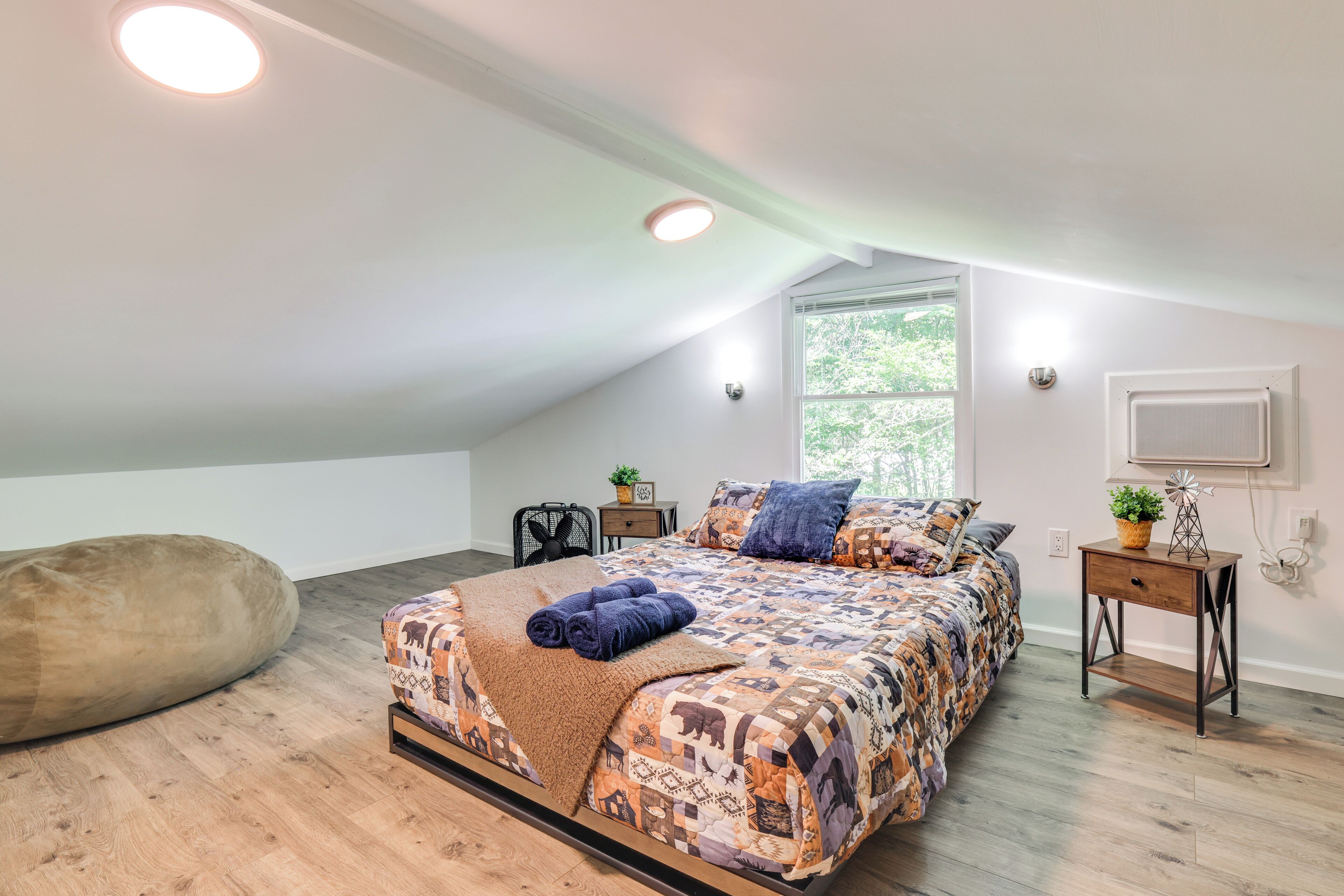 3 bedrooms, desk, internet, bed sheets