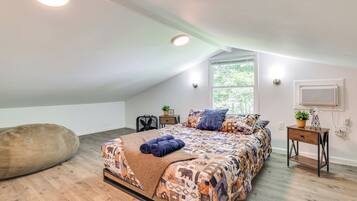 3 bedrooms, desk, internet, bed sheets