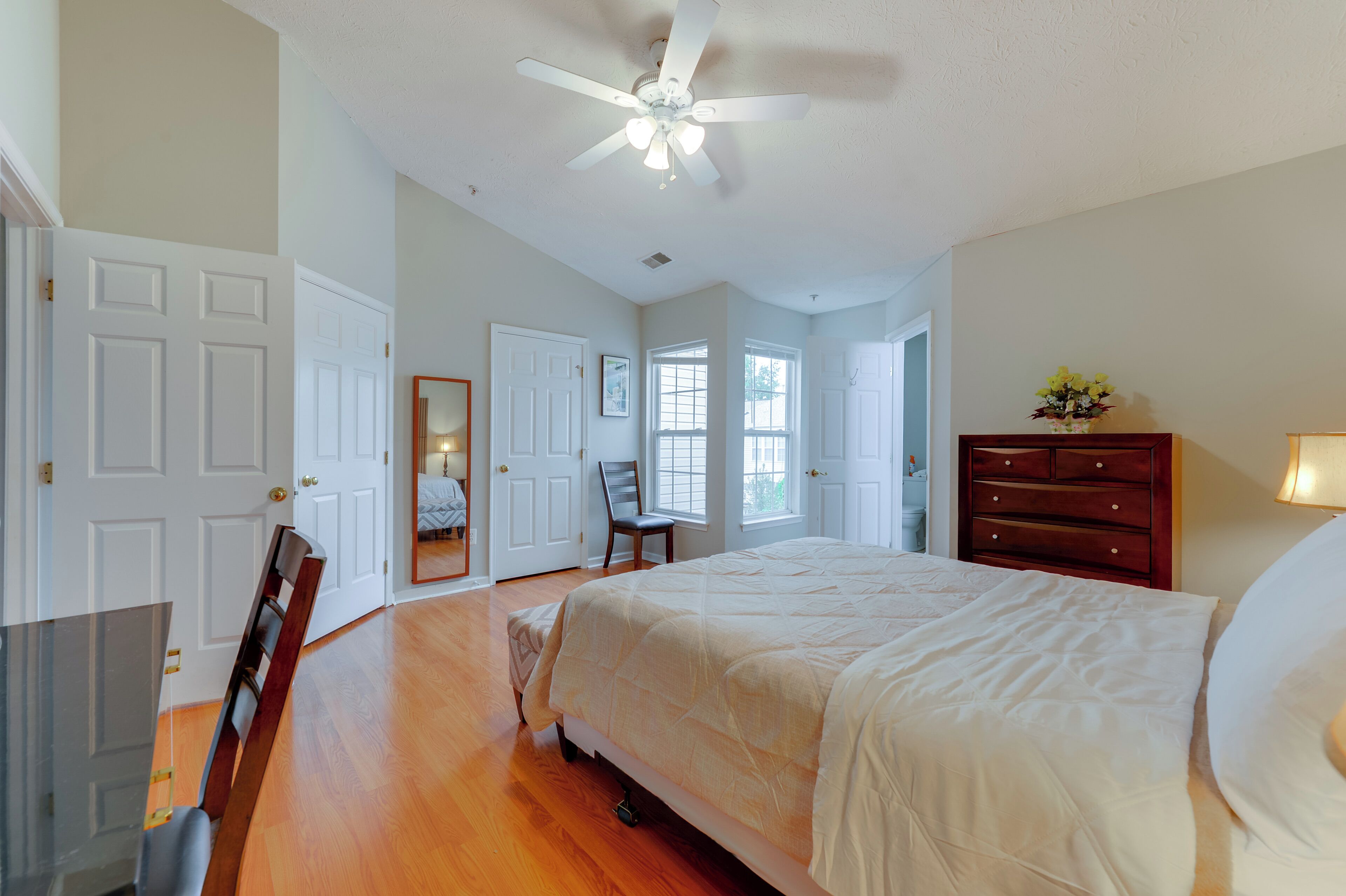 4 bedrooms, iron/ironing board, Internet, bed sheets