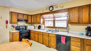 Fridge, microwave, stovetop, dishwasher