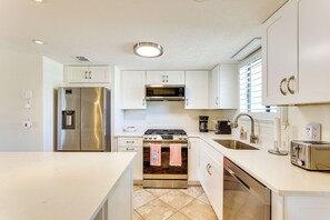 Kjøleskap, mikrobølgeovn, kokeplater og oppvaskmaskin