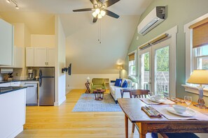 TV - Vermont Retreat w/ Hot Tub: Romantic Getaway (Rochester)