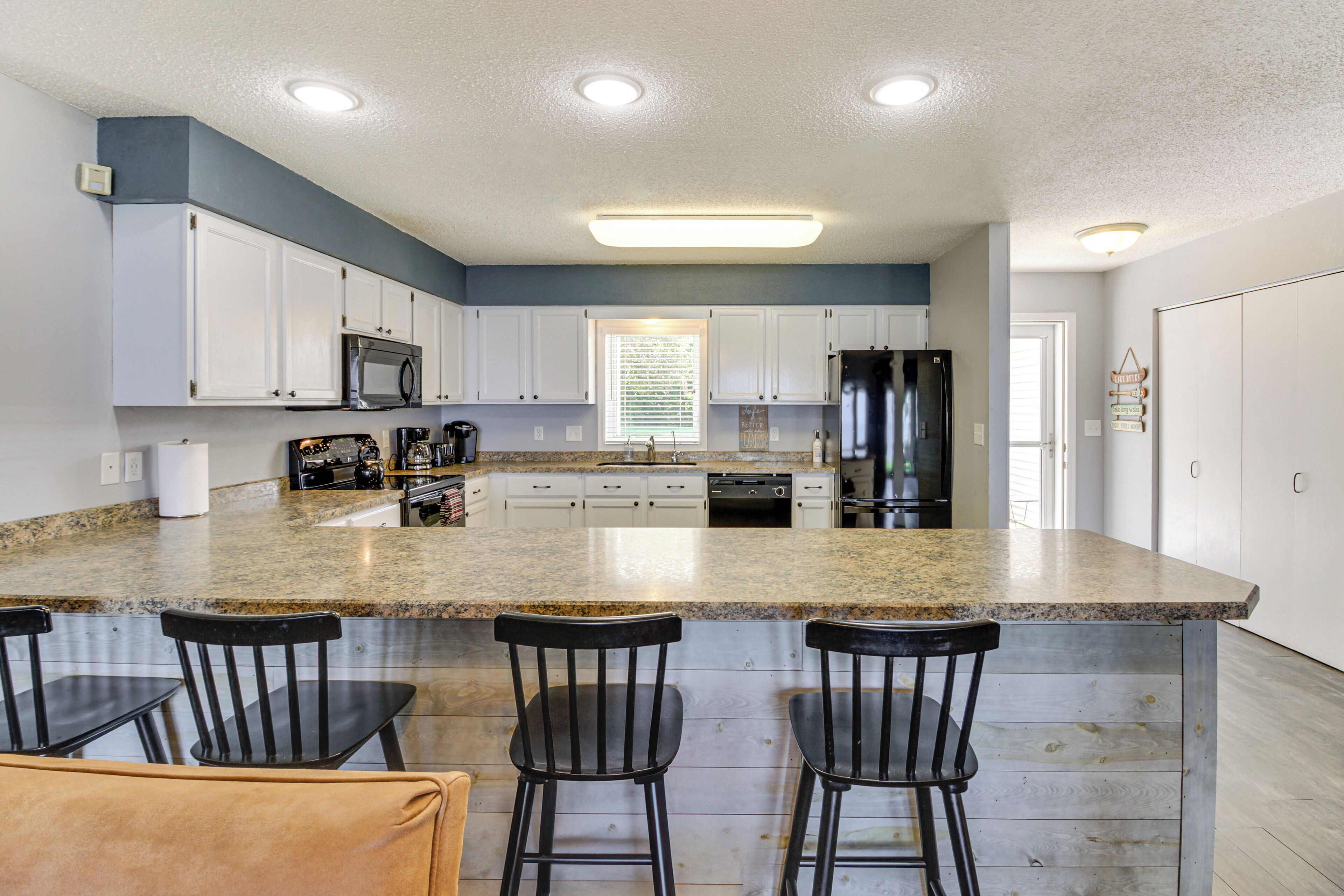 Réfrigérateur, micro-ondes, plaque de cuisson, lave-vaisselle