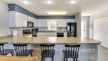 Jääkaappi, mikroaaltouuni, liesi, astianpesukone