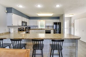 Fridge, microwave, stovetop, dishwasher