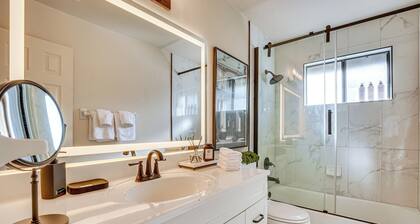 2 Mi to UF Campus: Modern Condo w/ Pool Access!