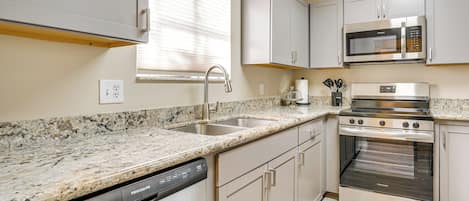 Fridge, microwave, stovetop, dishwasher