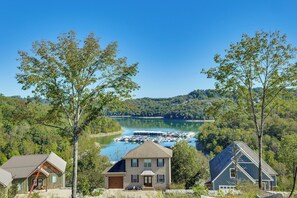 A house with a view of a lake and marina. - 'Tookies Retreat' Walk to Mairina! Home w/ Hot Tub (Smithville)