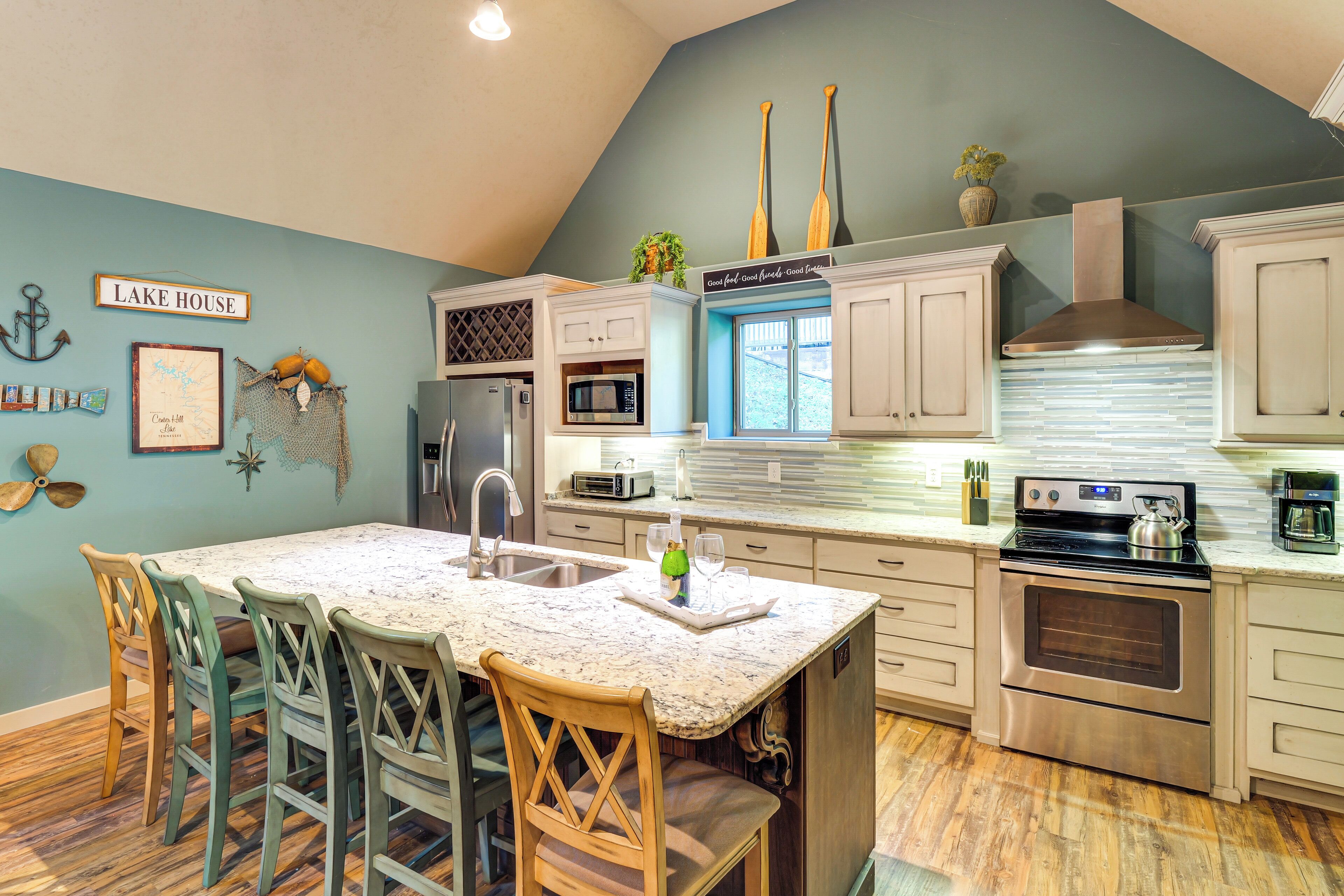 ثلاجة، ميكروويف، موقد طهي مسطح، غسالة أطباق