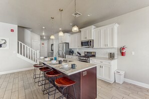 Fridge, microwave, oven, stovetop - Inviting townhouse - pool, hot tub, lazy river, splash pad & pickleball courts (Hurricane)