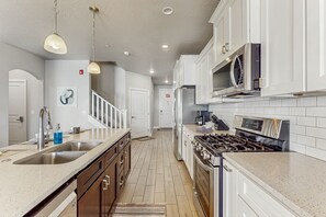 Fridge, microwave, oven, stovetop - Inviting townhouse - pool, hot tub, lazy river, splash pad & pickleball courts (Hurricane)