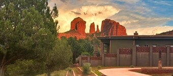 Casita on the Creek w/ Red Rock view, shared hot tub & fire pit, private patio