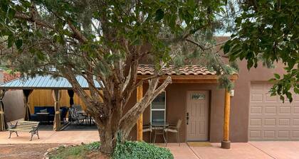Creekside Guest House on an acre, with Cathedral Rock views & Creek access