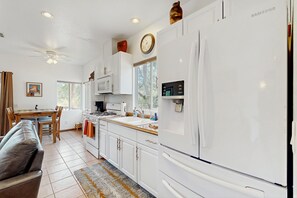 ثلاجة، ميكروويف، فرن، موقد طهي مسطح