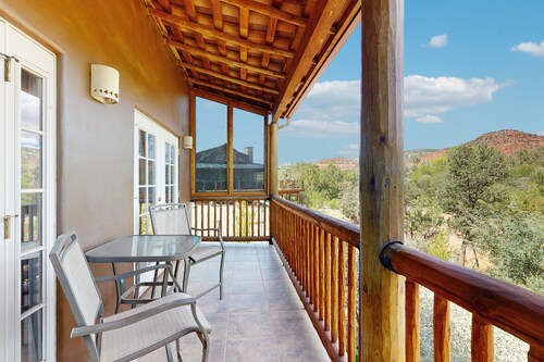 Creekside Home on an acre, with Cathedral Rock views & Creek access