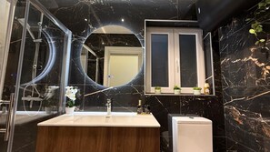 Dusche, kostenlose Toilettenartikel, Haartrockner, Bidet