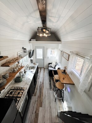 ثلاجة، ميكروويف، موقد طهي مسطح، ماكينة لصنع القهوة/الشاي