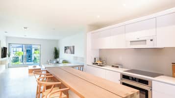 Premium Apartment, 1 Bedroom, Kitchen | Private kitchen | Full-size fridge, microwave, oven, stovetop