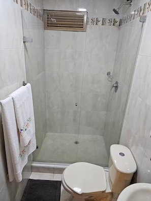 تجهيزات دش، مجففات شعر، مناشف، صابون