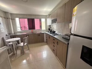 Mikrobølgeovn, ovn, oppvaskmaskin og kaffetrakter/tekoker