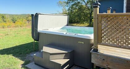 Fall Farmhouse Retreat -Hottub/ BBQ/ Stargaze