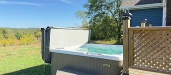 Fall Farmhouse Retreat -Hottub/ BBQ/ Stargaze