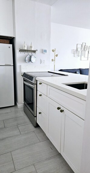 Kjøleskap, mikrobølgeovn, ovn og kokeplater