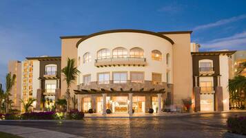 Couples treatment room(s), hot stone massages, deep-tissue massages