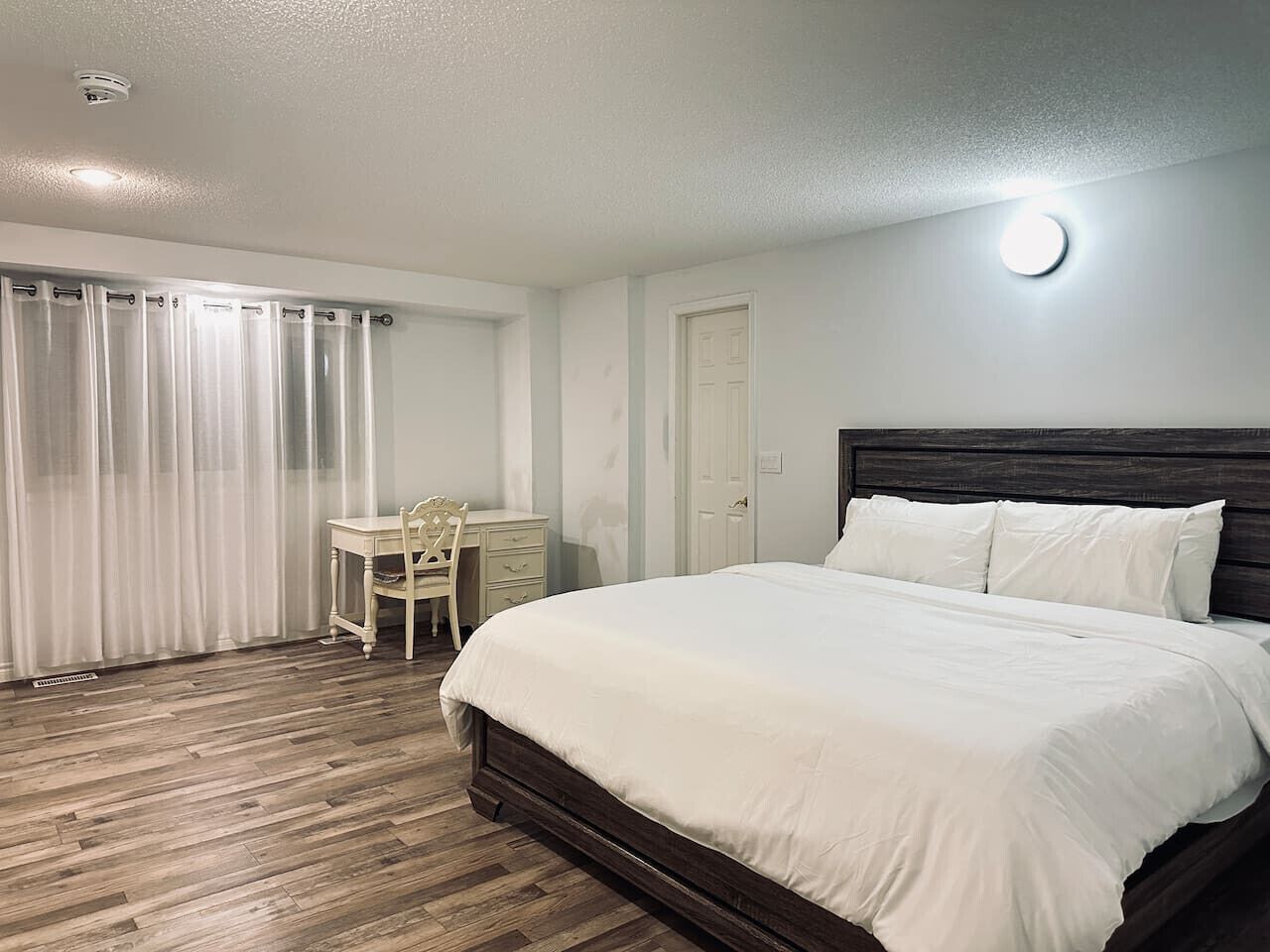 5 bedrooms, desk, iron/ironing board, WiFi