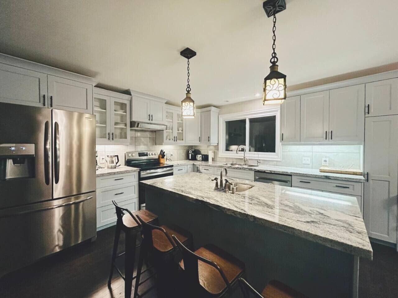 Réfrigérateur, micro-ondes, four, plaque de cuisson