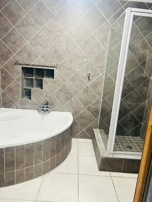 Secador de pelo, toallas, jabón y papel higiénico